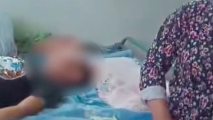 网传影片中，一名男孩躺着没了生气，一旁疑似男孩的祖母泣不成声