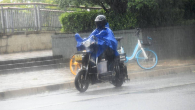 台风杜苏芮直扑福建福州，有市民冒风雨外出