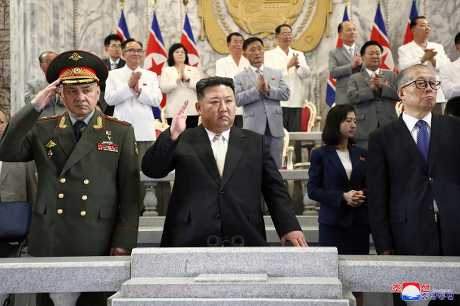 中俄代表团观看朝鲜阅兵
