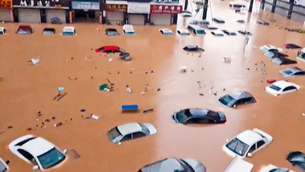 福建全省暴雨，福州大量汽车浸泡在水中。