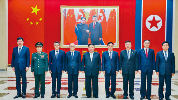 金正恩（中）与中国代表李鸿忠（左四）等人合照。