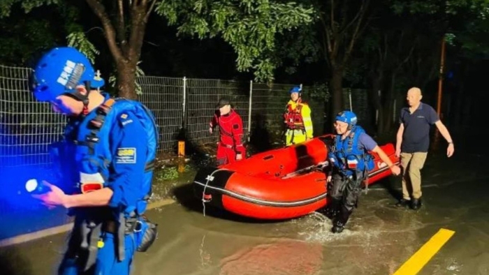 山西省域7支蓝天救援队赴北京市门头沟区、房山区和河北省涿州市双塔街道。