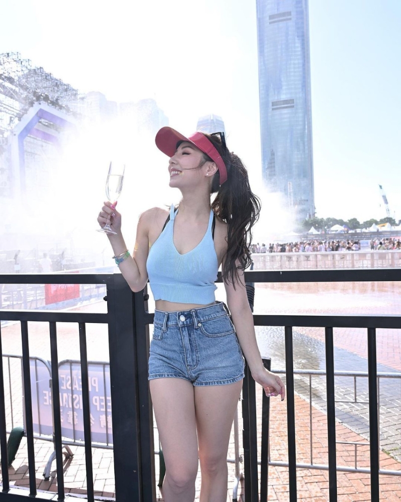 香港歌手谭嘉仪也在泼水音乐节疯狂打卡。