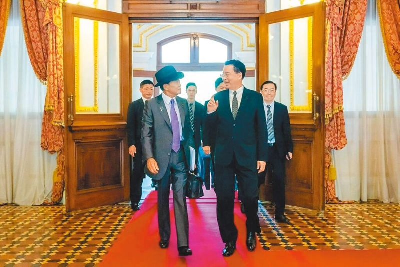 吴钊燮（右）9日在台北宾馆，宴请日本前首相麻生太郎（左）众议员访问团