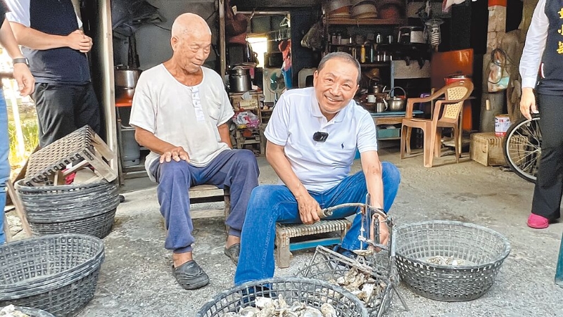 国民党侯友宜（右）在台南北门区芦竹沟巧遇一位阿公正在绑蚵壳串，侯热情地坐下来帮忙。