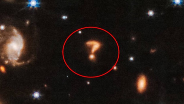 韦伯太空望远镜捕捉到的最新影像中，出现一个闪闪发光的问号形状物体。图：esa@twitter