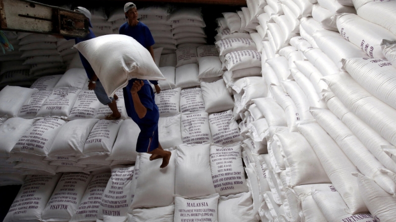 越南湄公河三角洲南部一间大米加工厂的工人，将米袋装上船准备出口。路透社