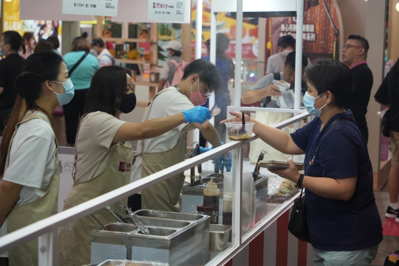 不少巿民在熟食区现场品尝美食。 吴艳玲摄