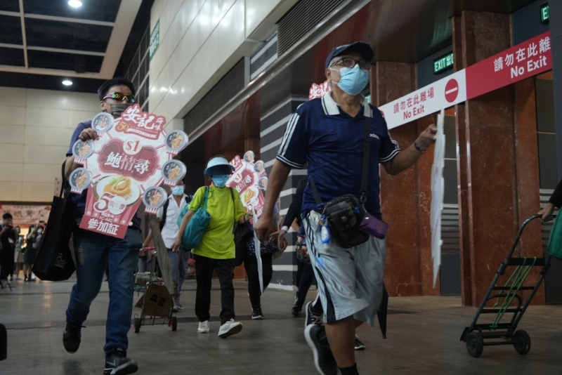 最受注目的一元抢500罐鲍鱼活动仅限首日头9名在场外排队的市民参加。 吴艳玲摄