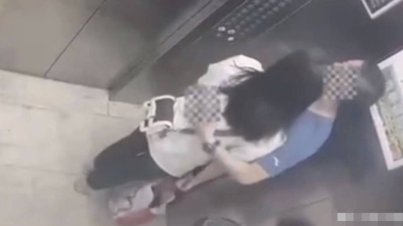 重庆人妻被指与儿子班主任在电梯内拥抱