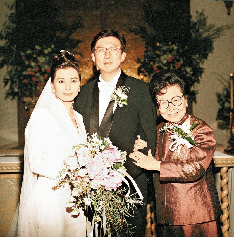 钟楚红1991年与广告界才子朱家鼎结婚，之后朱家鼎病逝，钟楚红未有再婚。