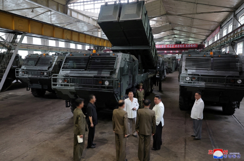 2023年8月14日，朝鲜领导人金正恩参观了一家重要军工厂。路透社