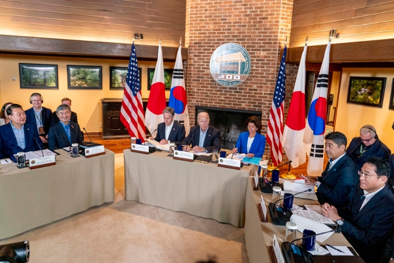 美日韩首脑在大卫营举行峰会。 美联社