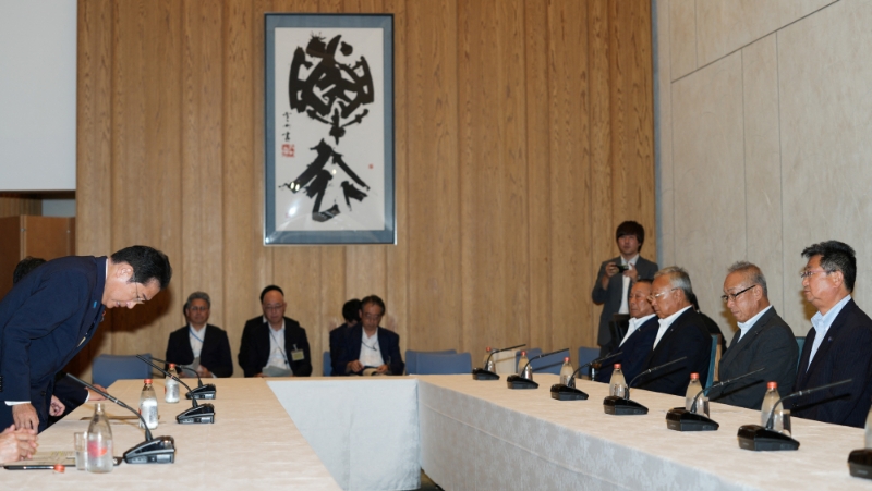 日本首相岸田文雄（左）昨在官邸与全渔联会长坂本雅信（右一）等代表会面，谋求他们理解、支持核废水排海