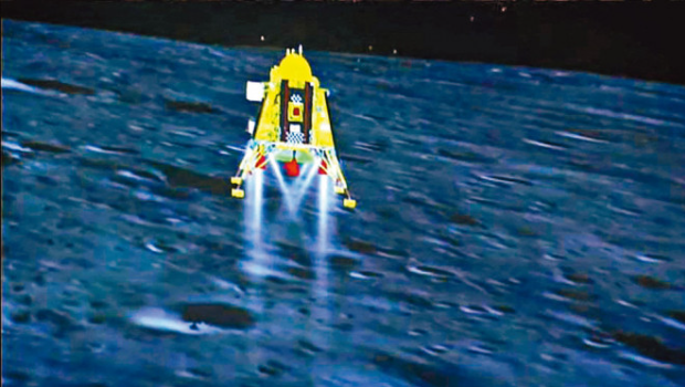 印度太空机构的直播画面显示登月器“维克拉姆”在月球南极表面着陆前一刻。　