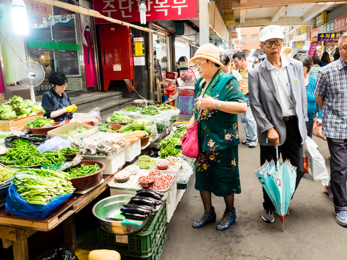 韩国人口老化问题严重，因此政府给予65岁以上的长者福利远胜其他国家。