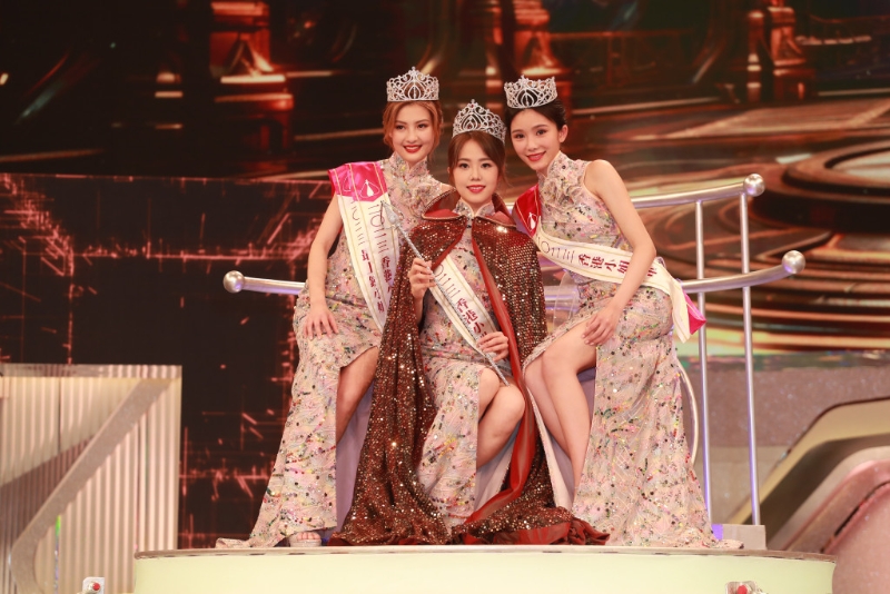 今届三甲港姐冠军庄子璇（中）、亚军王怡然（左）及季军王敏慈