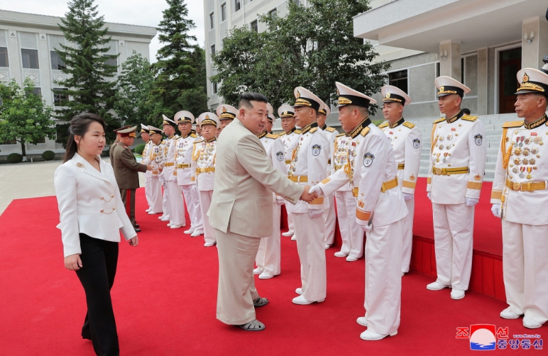 金正恩携爱女视察海军司令部，要求全力做好战争准备