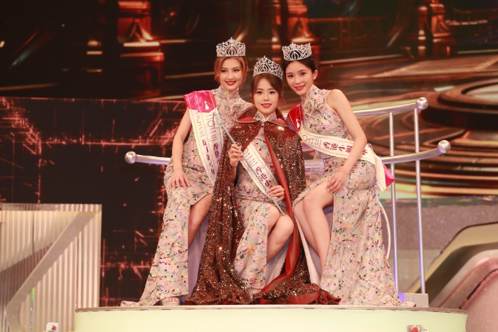 今届三甲港姐冠军庄子璇（中）、亚军王怡然（左）及季军王敏慈。