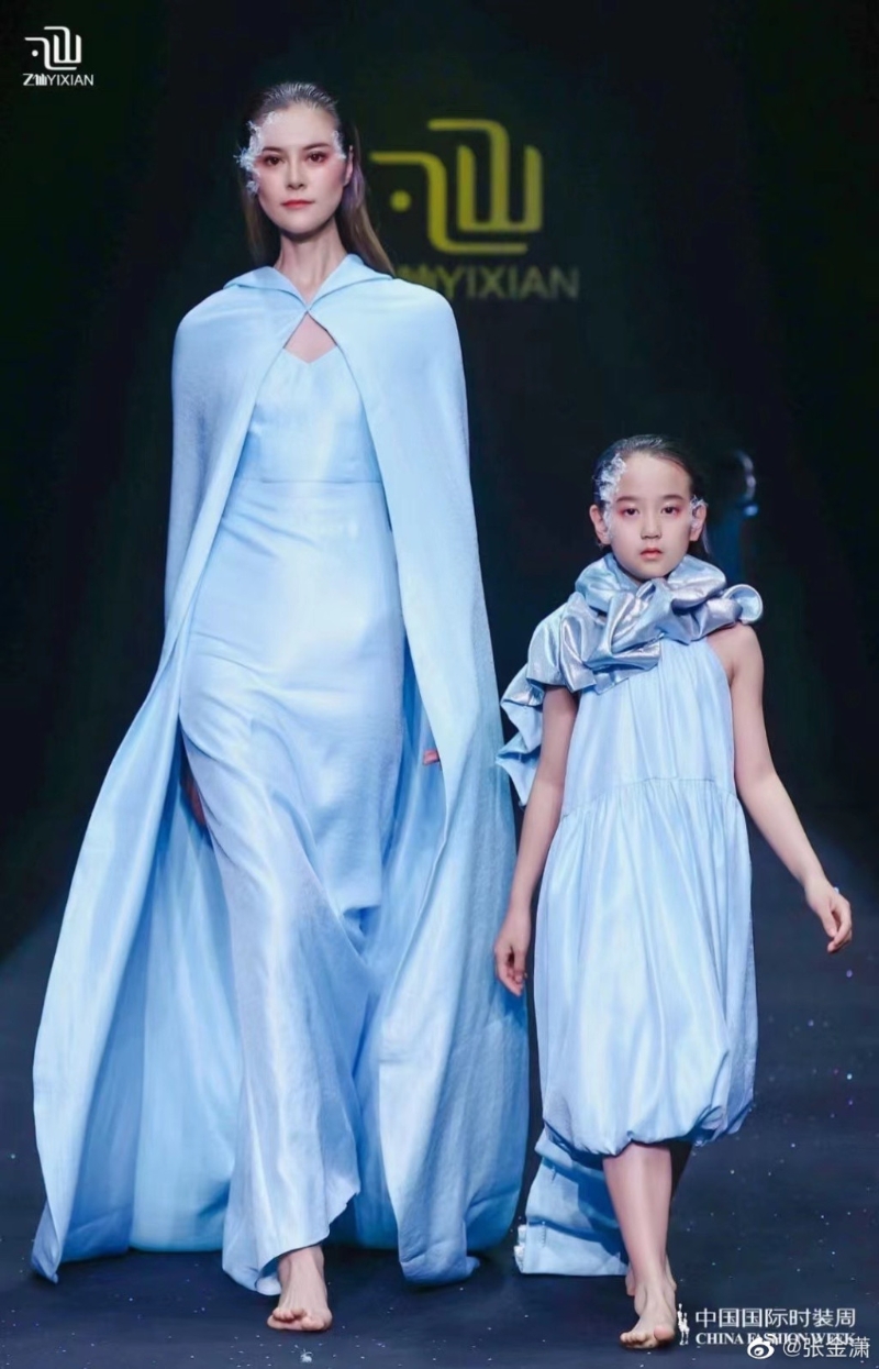 郭珮文的舅妈张金潇（左）是内地超模，又是模特儿学校的创办人。