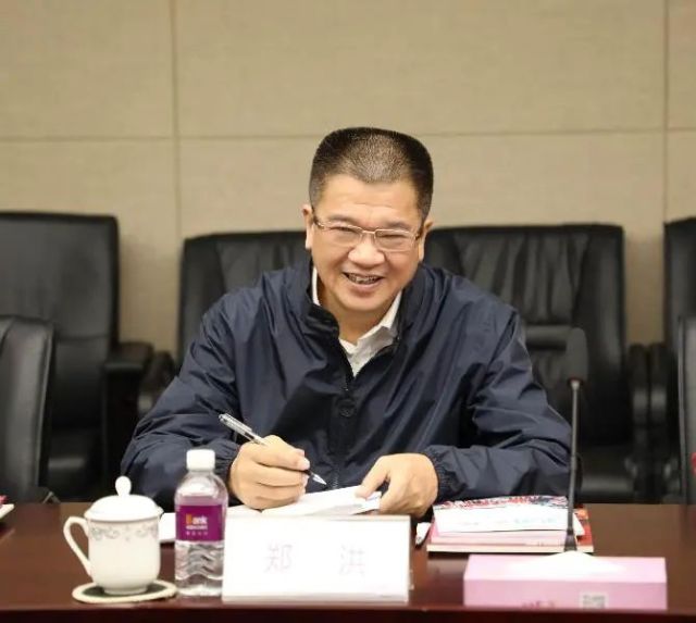 重庆市人大常委会原党组副书记、副主任，市总工会原主席郑洪。