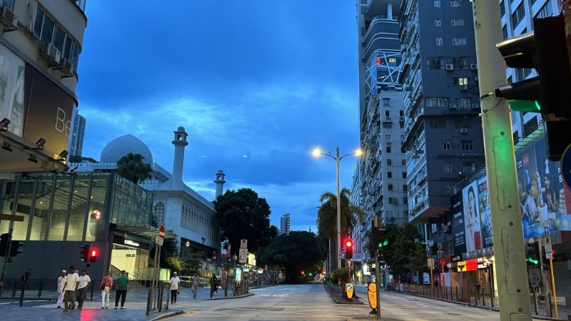 截至清晨6时，街道及维港暂时仍“风平浪静”，未见倒树等大型损害，然而这不代表苏拉威力微弱，反之可能是“暴风雨之前夕”。