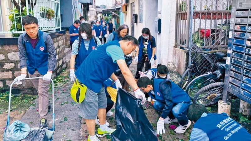 政府启动全政府动员处理善后，组成应急队伍到多区提供支援。 政府新闻处