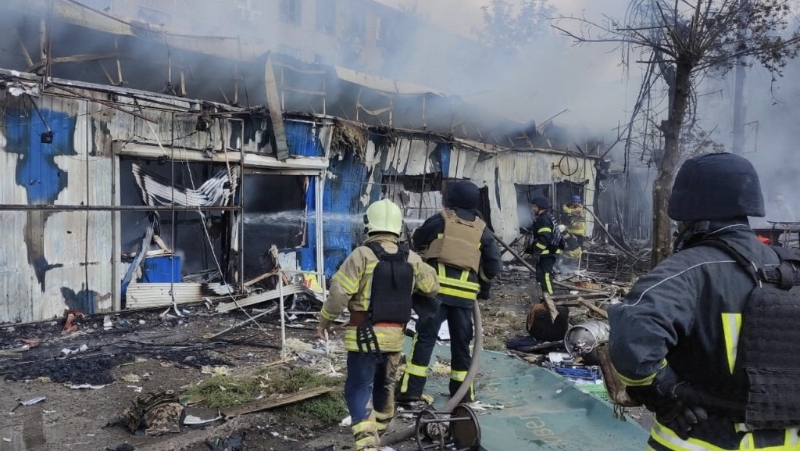 康斯坦丁尼夫卡消防员赶至现场救援。