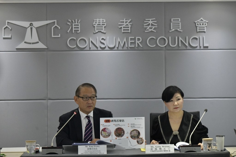 消委会商营手法研究及消费者投诉审查小组副主席彭楚夫（左）及总干事黄凤婶（右）。