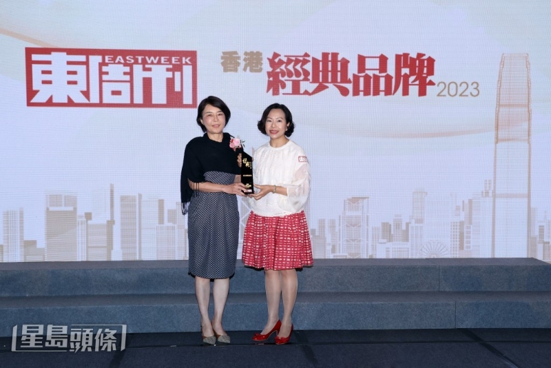香港机场管理局获颁“殿堂级品牌”，由首席营运总监张李佳蕙（左）代表领奖。