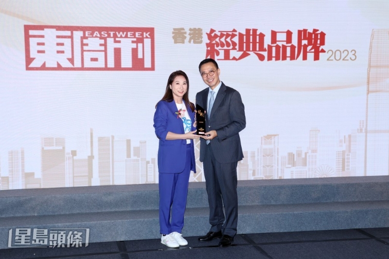 有线新闻获颁“经典品牌”大奖，总经理关慧玲（左）代表有线新闻上台领奖。