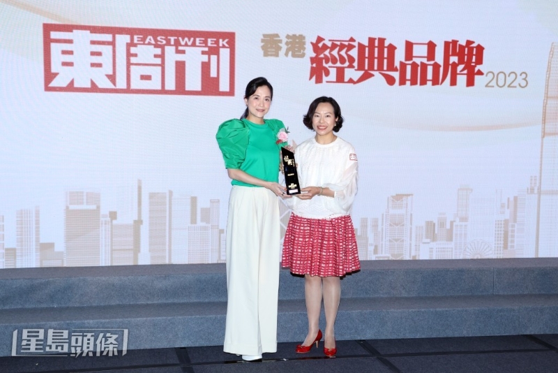 镛记酒家获颁“殿堂级品牌”大奖，由财务总监甘荞因（左）上台领奖。