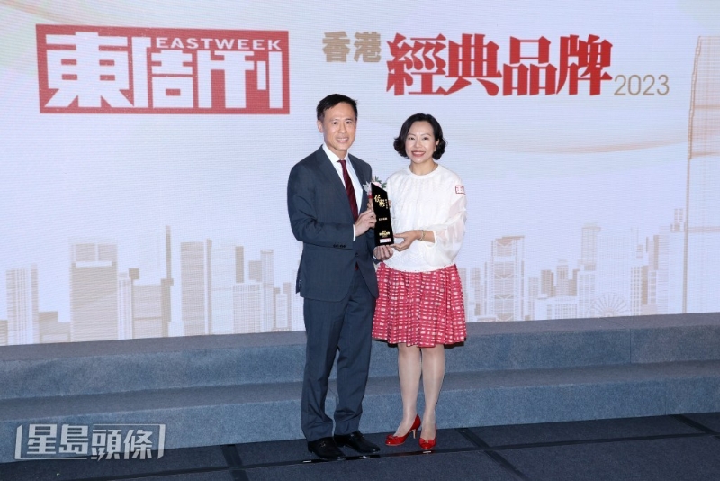 信和集团获颁“殿堂级品牌”大奖，执行董事田兆源（左）代表信和集团领奖。