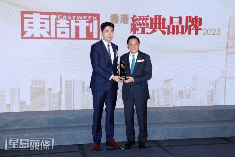 八达通卡有限公司获颁“经典品牌”大奖，由候任行政总应天麒（左）代表领奖。