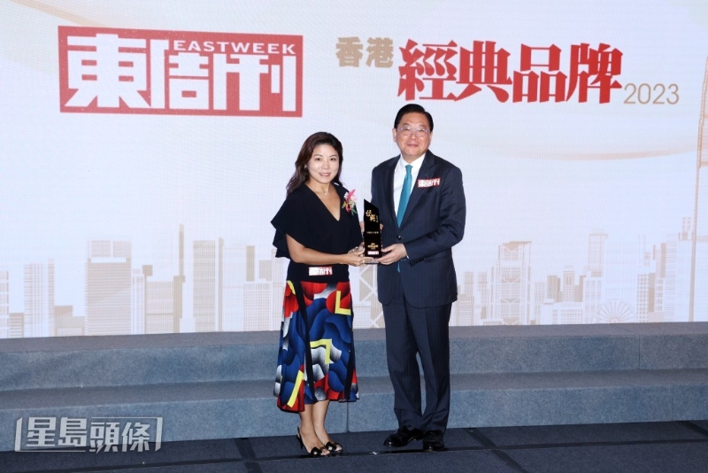 天机亚太集团获颁“经典品牌”大奖，董事严百乐（左）代表天机亚太集团领奖。