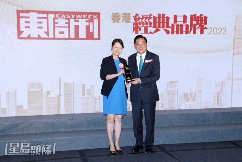 港铁公司获颁“经典品牌”大奖，并由企业事务及品牌总监蔡少绵（左）代表领奖。