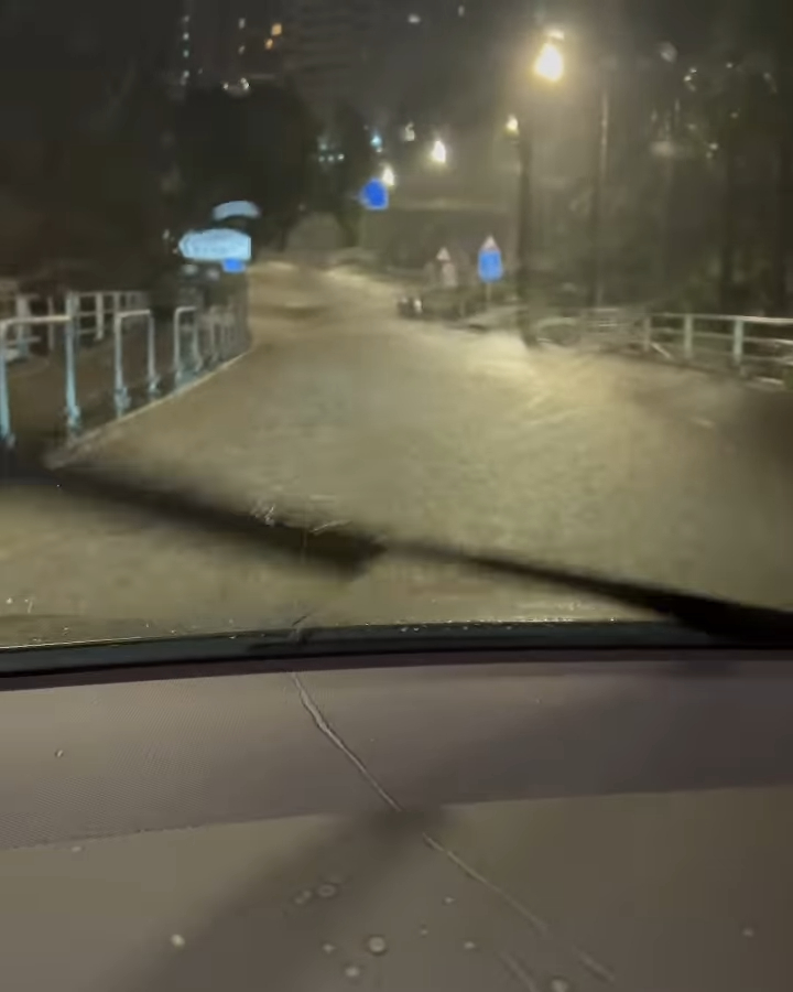 估计当时已达红雨程度，亦有网民估计当时已是黑雨。