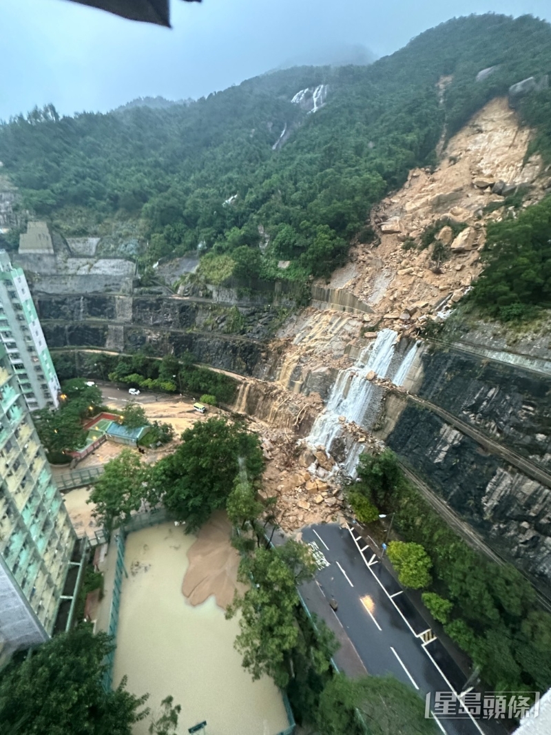 暴雨亦淹没耀兴楼对开球场，球场顿成泽国。刘汉权摄