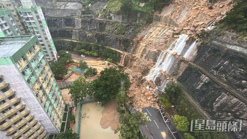 暴雨亦淹没耀兴楼对开球场，球场顿成泽国。 刘汉权摄