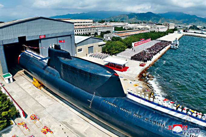 朝鲜第一艘“战术核攻击潜艇”金君玉英雄号周三举行下水礼。