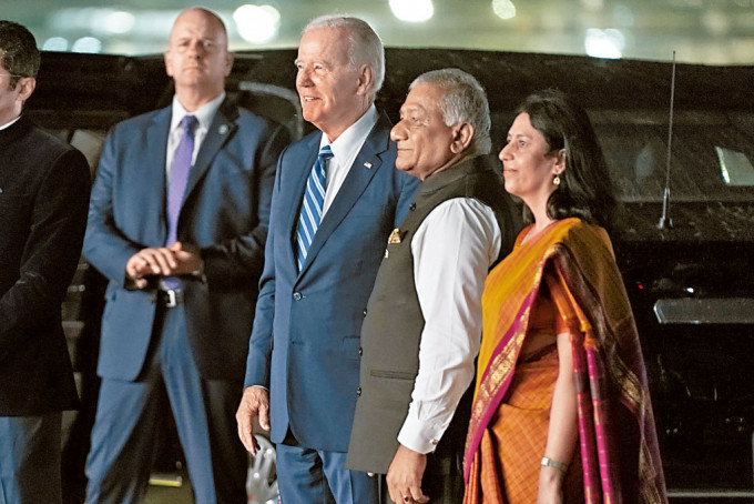 美国总统拜登昨日抵达新德里机场。