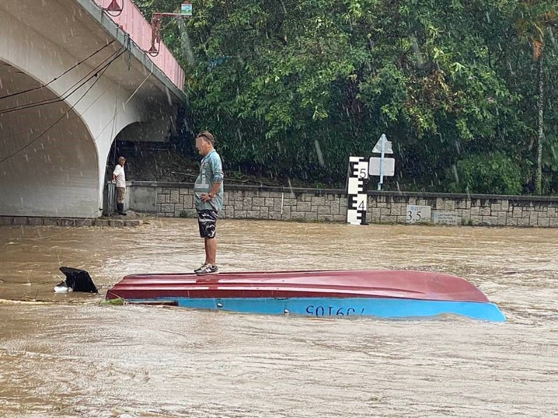 林村河黑雨下，途人发现大叔随水漂流。