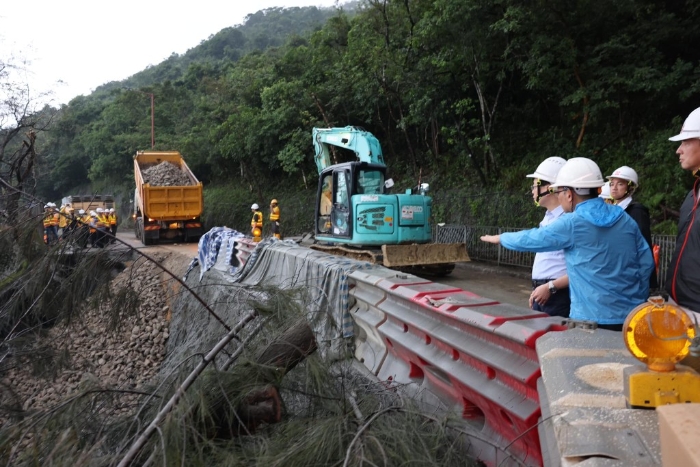 李家超到石澳道路陷现场视察。