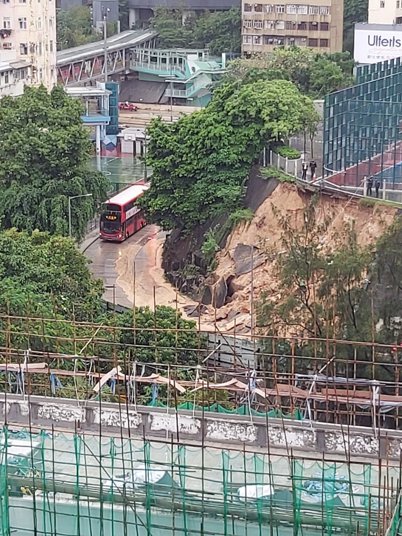 大量泥土流入平治街堵塞交通。