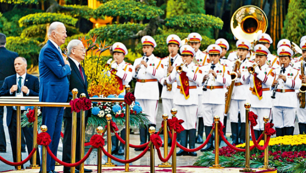 越共中央总书记阮富仲昨日在河内国家主席府欢迎拜登。