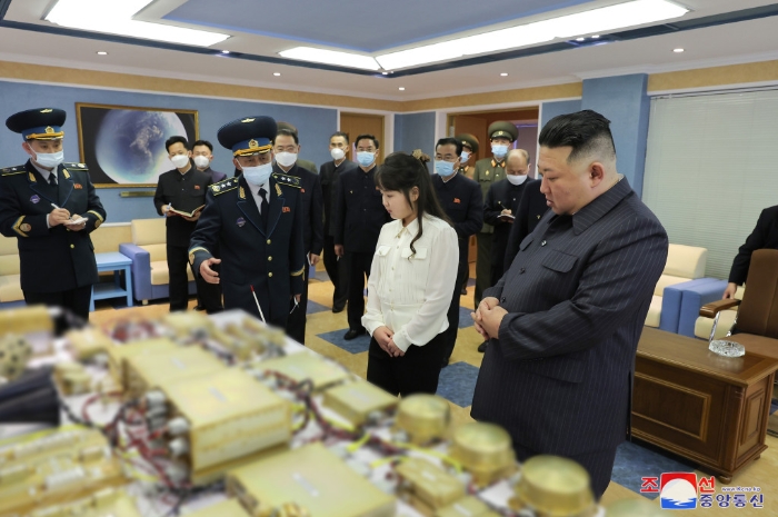 金正恩携女儿金主爱视察朝鲜“国家宇宙开发局”。