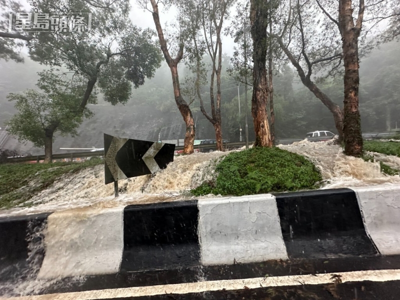 西贡区早上雨势颇大。图为清水湾道情况。（梁国峰摄）