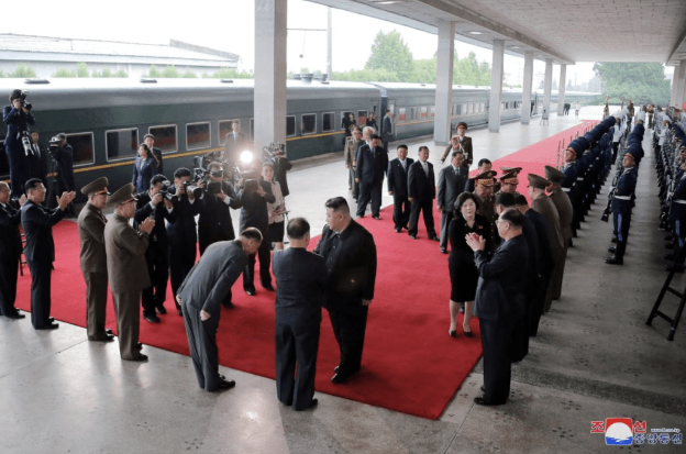 朝鲜官媒朝中社报道，金正恩10日在平壤搭乘据传具防弹功能的私人火车“太阳号”出发，火车站有欢送仪式。