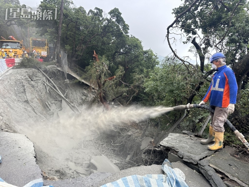 石澳道沿路山泥倾泻及路陷，道路封闭，石澳村、鹤咀村及大浪湾村与外界断绝接触，俨如荒岛。 工人向坍塌山坡喷浆。 资料图片