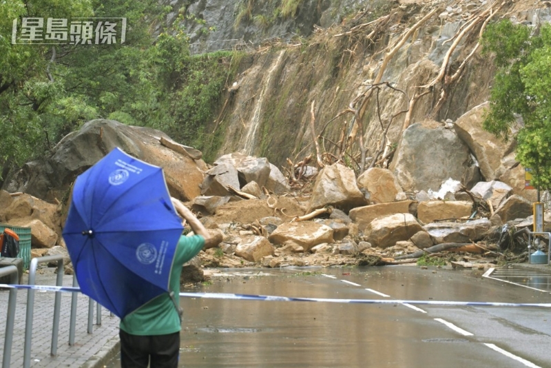 耀东邨山泥倾泻堵塞路面情况。 资料图片